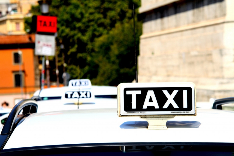 taxis-SIX FOURS LES PLAGES-min_taxi_auto_rome_road_white-1051610